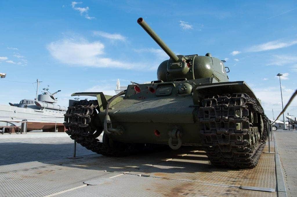 боевые отметины, которые остались в корпусе танка КВ-1С